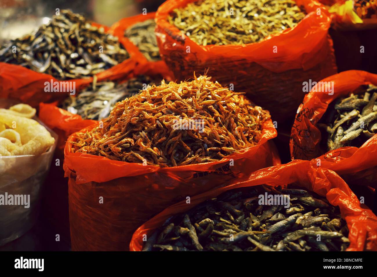Getrocknete Garnelen und kleine Fischstände in Duyun Market, Guizhou Stockfoto