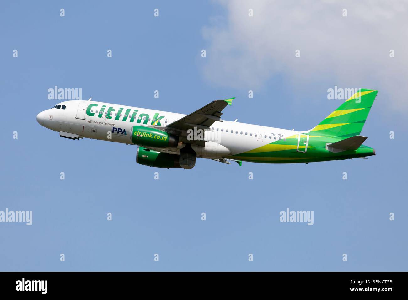 Ein Citilink Airbus 320 startet vom Flughafen Denpasar Bali Ngurah Rai. Citilink ist eine indonesische Billigfluggesellschaft mit Sitz in Jakarta. Die 2001 gegründete Fluggesellschaft bedient nationale und regionale Ziele als Billigmarke von Garuda Indonesia. Die Fluggesellschaft konzentriert sich auf den Flughafen Surabaya und Jakarta Stockfoto