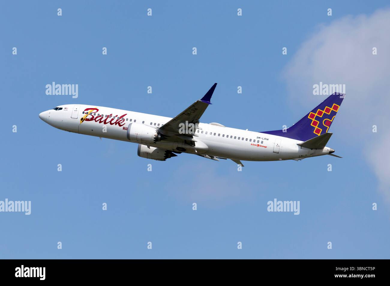 Eine Batik Air Malaysia Boeing 737-800 MAX startet vom Flughafen Denpasar Bali Ngurah Rai. Batik Air ist eine malaysische Billigfluggesellschaft mit Hauptdrehkreuz in Kuala Lumpur und Subang. Batik Air Flotte sechs Airbus 330 und sechsundvierzig Boeing 737 Flugzeuge. Batik Air wird unter der Lion Air Group betrieben, zu der auch Super Air Jet, Lion Air, Wings Air, Biz Jet und Thai Lion Air gehören. Stockfoto