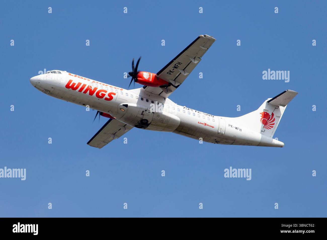 Ein Wings Air ATR 72 verlässt den Flughafen Denpasar Bali Ngurah Rai. Wings Air ist eine Billigfluggesellschaft mit Sitz in Jakarta, Indonesien, die Pendler- und Regionalflüge in Indonesien vom Flughafen-Drehkreuz Makassar aus betreibt. Die Fluggesellschaft ist eine Tochtergesellschaft von Lion Air und nahm ihren Betrieb ab 2003 auf Stockfoto