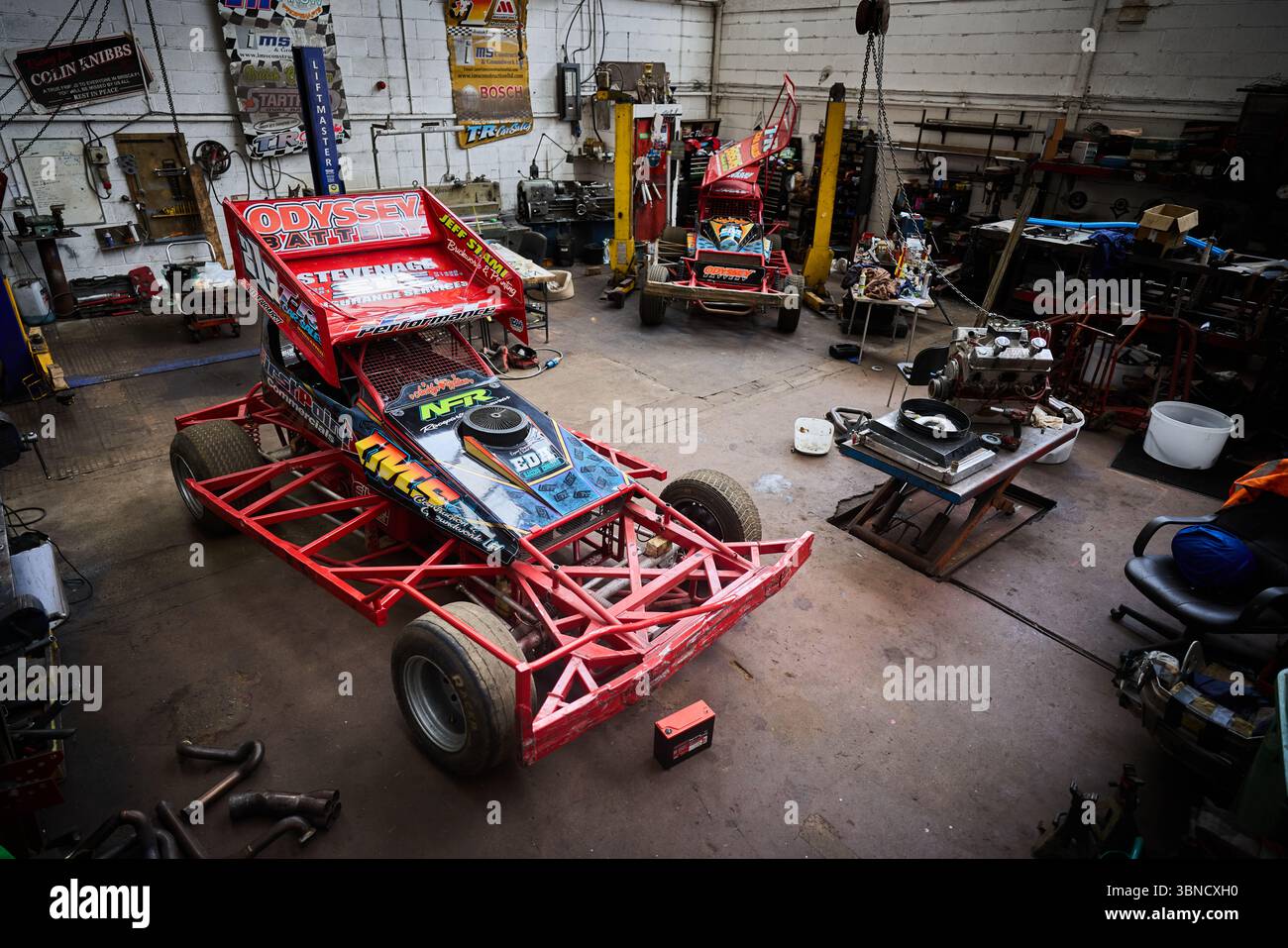 Stockcar in einer Garage Stockfoto