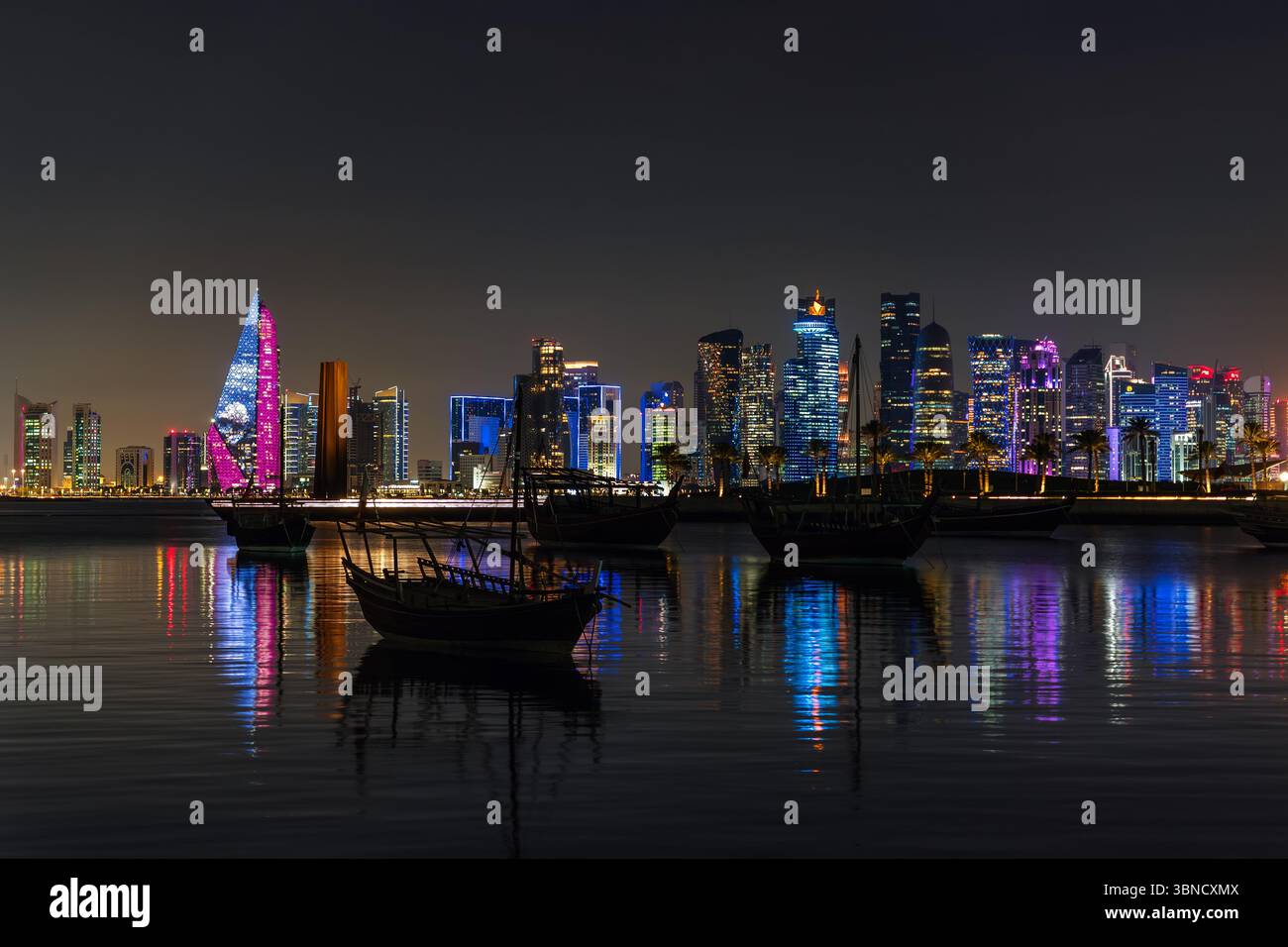 Panorama von Doha, der Hauptstadt von Katar. Blick auf Doha vom Meer. Traditionelle Segelboote im Wasser vor dem Hintergrund der modernen Architektur von Doh Stockfoto