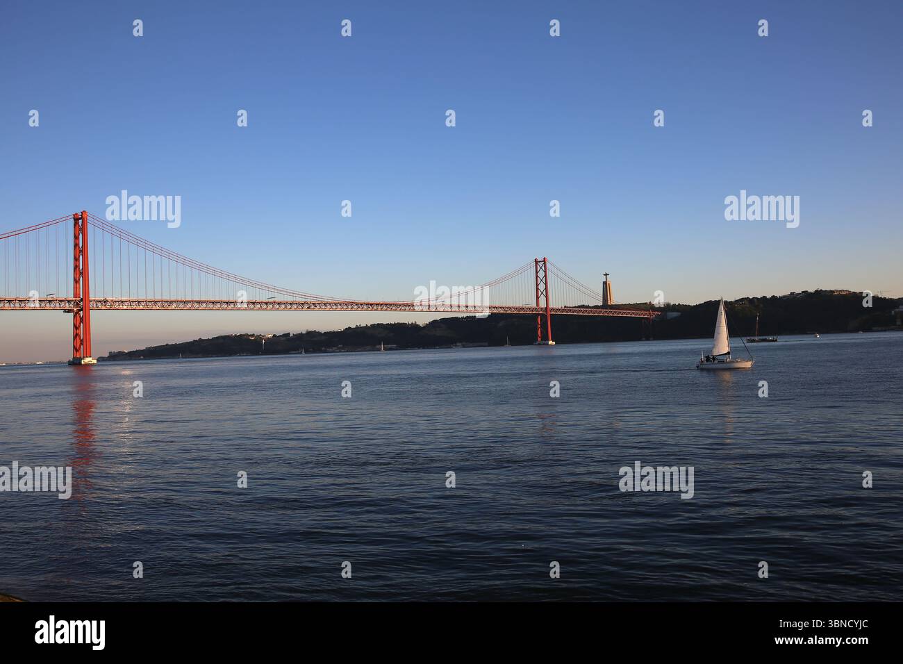 Portugal. Lissabon. 25 de Abril Brücke und Tejo Fluss. Stockfoto