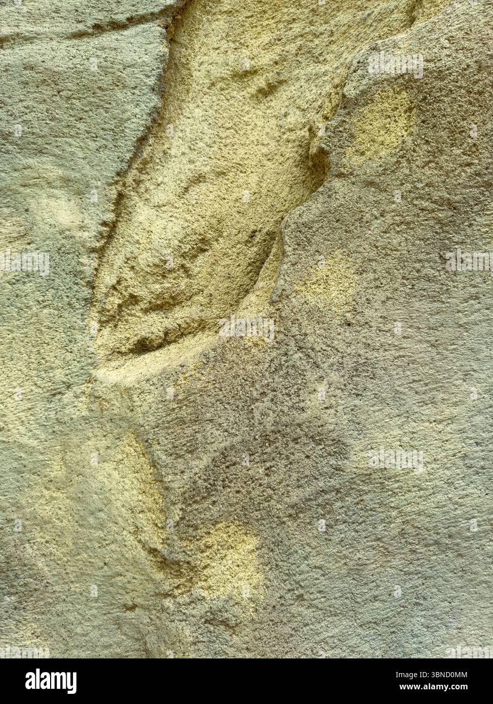 Diese abstrakte Oberfläche mit dezenten Texturen und auffälligen goldenen Akzenten verleiht Tiefe und Eleganz und ist ideal für verschiedene künstlerische Projekte und Kreationen Stockfoto