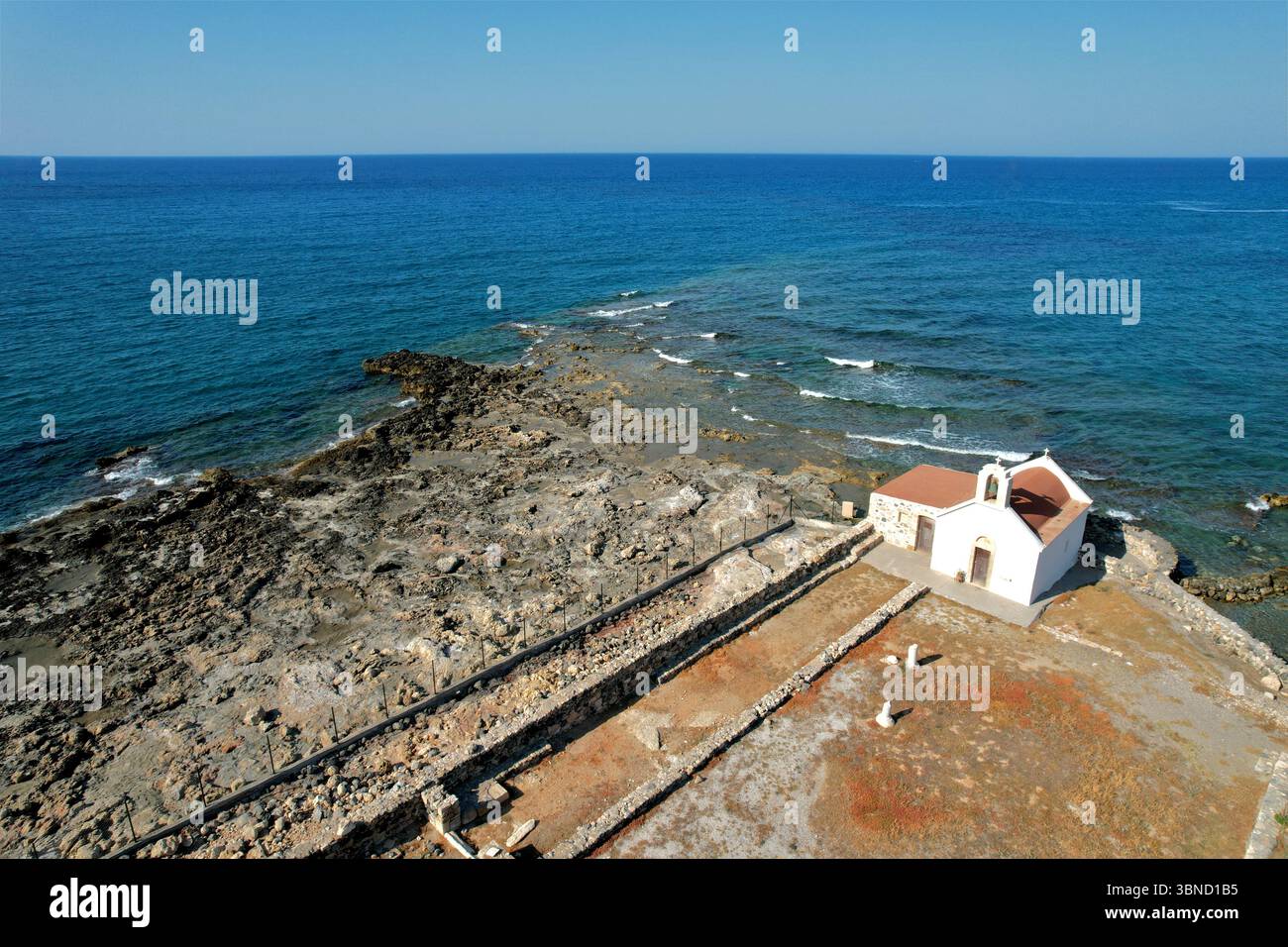 Kleine Kirche an der Küste Kretas in Griechenland, Europa aus der Vogelperspektive Stockfoto