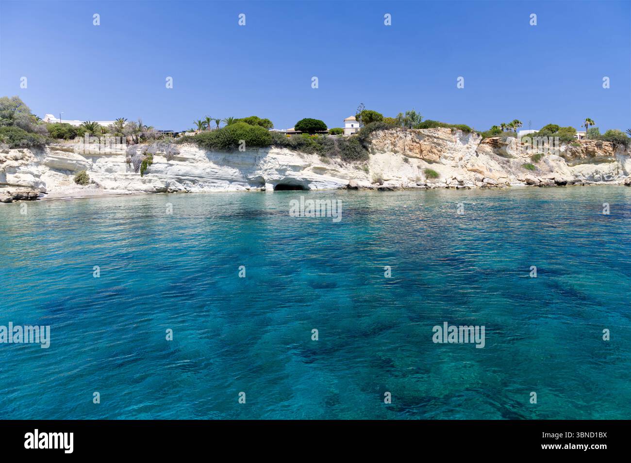 Küste wunderschönes transparentes Meer und Höhle auf Kreta, Griechenland, Europa Stockfoto