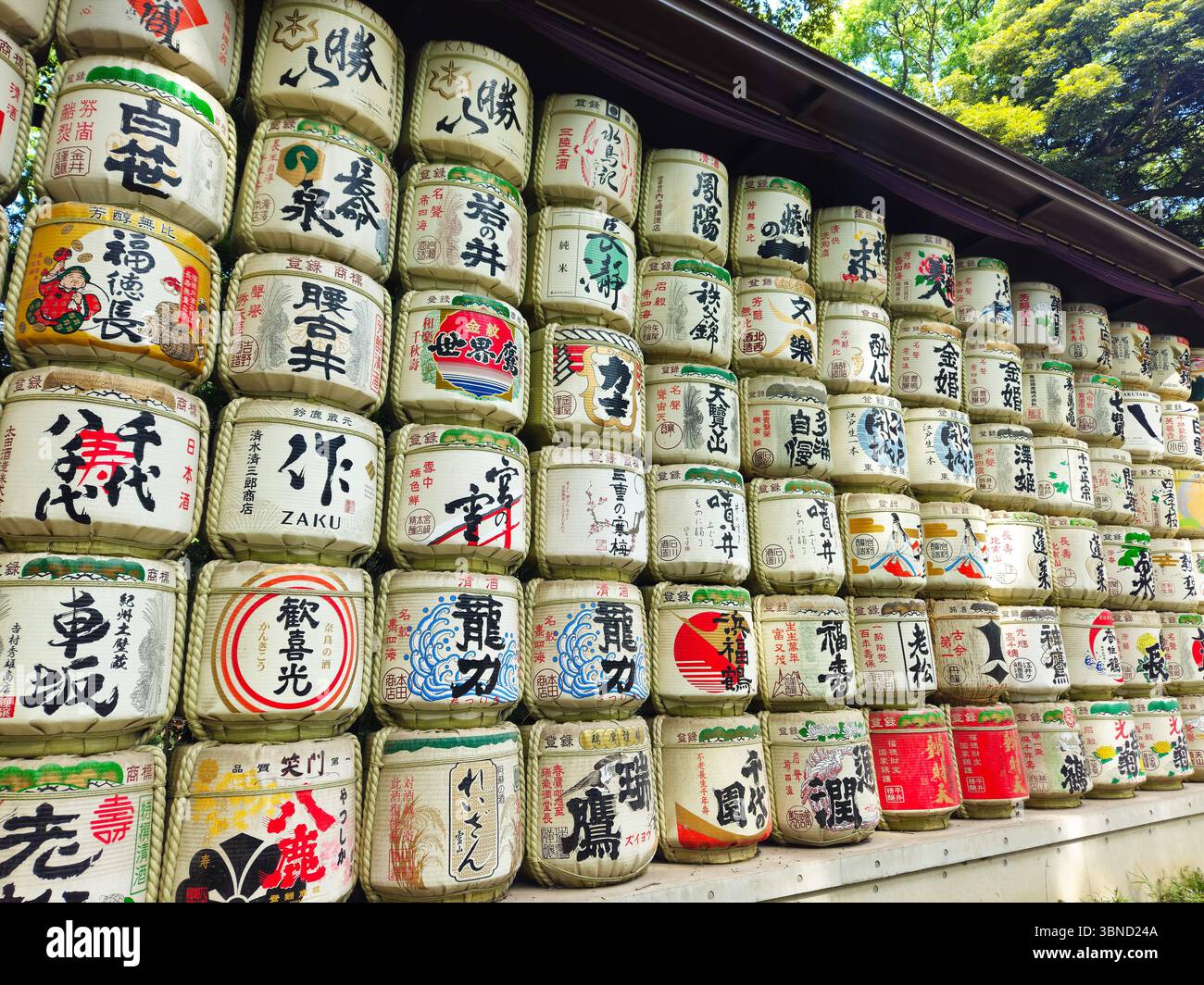 Meiji Jingu Sake Barrel Wall im Tokyo Shrine Forest Stockfoto
