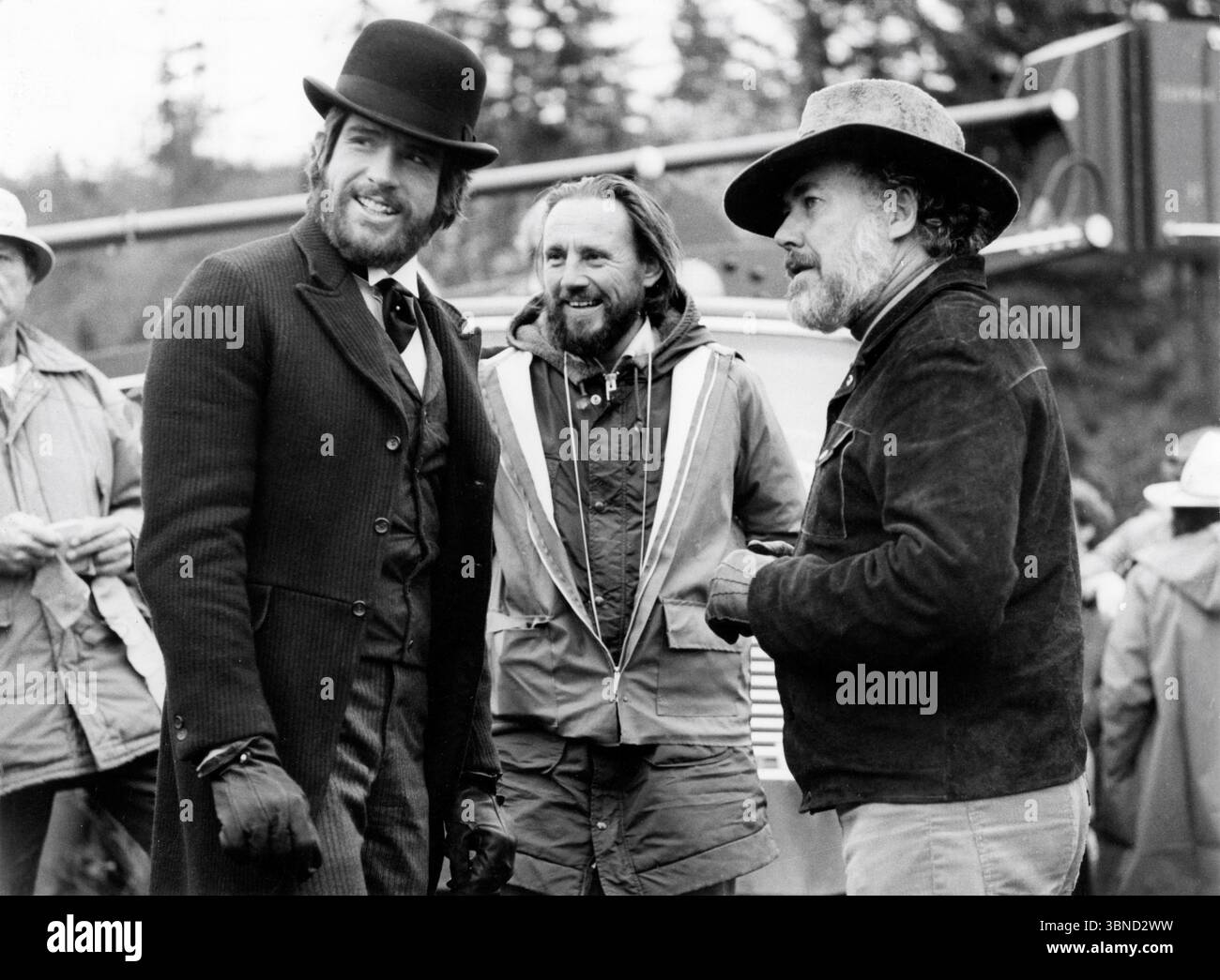WARREN BEATTY Kameramann VILMOS ZSIGMOND und Regisseur ROBERT ALTMAN am Drehort Candid in British Columbia, Kanada während der Dreharbeiten von McCabe UND MRS. MILLER 1971 Regisseur ROBERT ALTMAN Roman Edmund Naughton Songs Leonard Cohen David Foster Productions / Warner Bros Stockfoto