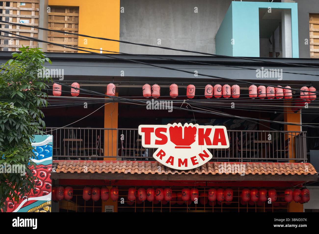 Jakarta, Indonesien - 30. Januar 2025: Restaurant mit roten Laternen, die von der Decke hängen und einem Schild mit der Aufschrift Tsuka Ramen im Bintaro Jaya Stockfoto