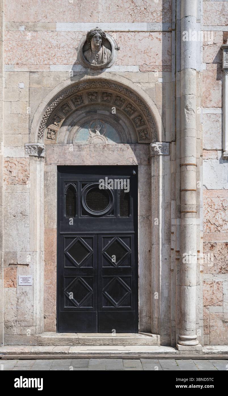 Tür an der Westfront der Ferrara Kathedrale Ferrara Italien Stockfoto