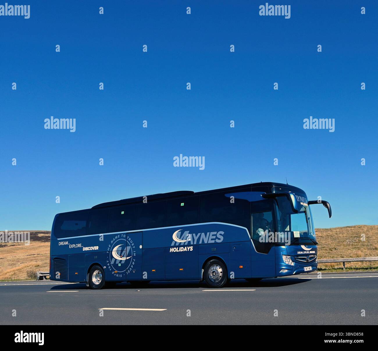 Haynes Holidays Motorcoach, mit hoher Geschwindigkeit auf der M6 Autobahn in Richtung Süden, Shap, Cumbria, England, Großbritannien, Europa. Stockfoto