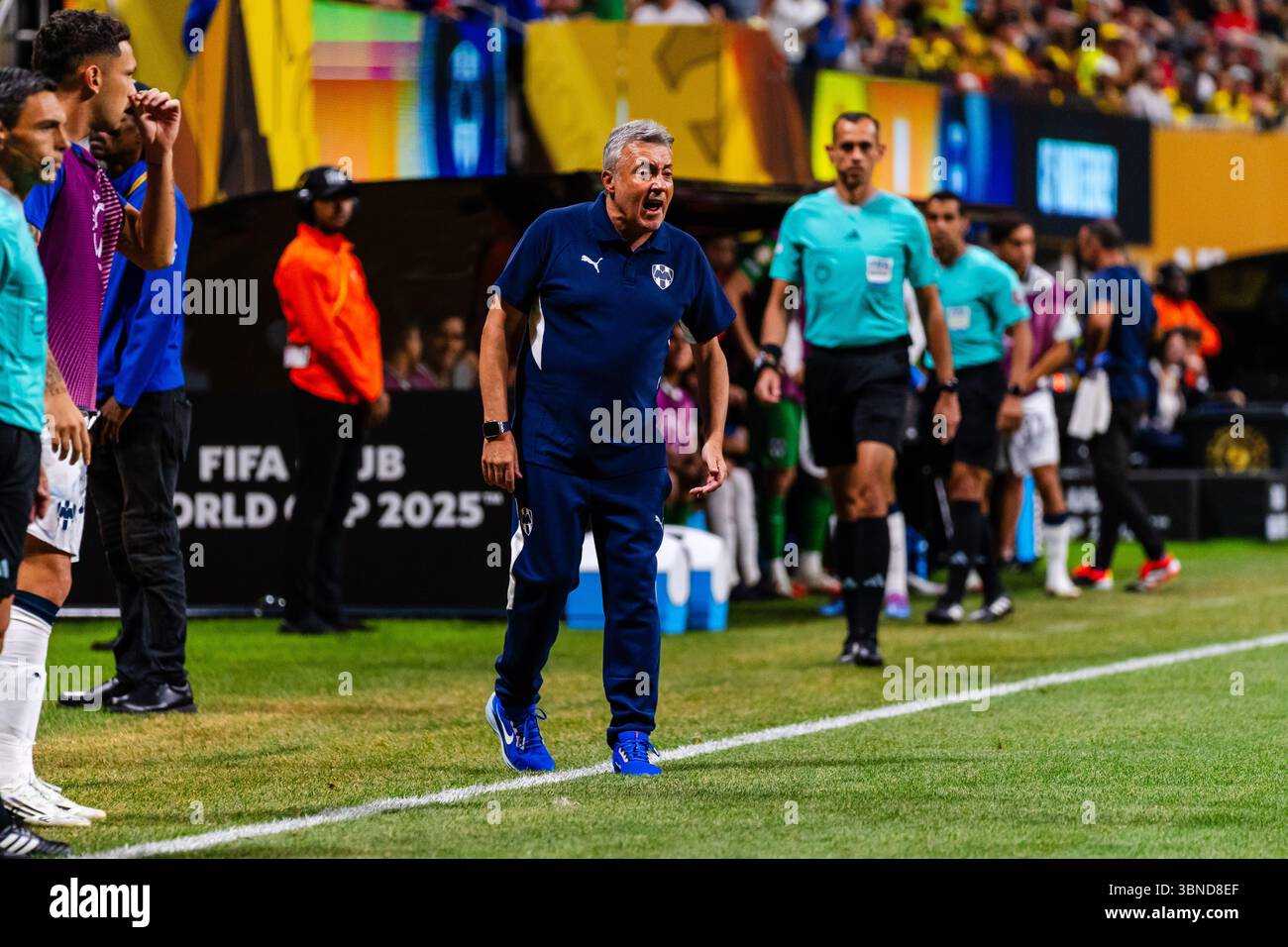 Atlanta, Georgia, USA. Juli 2025. C.F. Monterrey Head Coach DOMENEC TORRENT spricht mit seinen Spielern während des Spiels Borussia Dortmund gegen C.F. Monterrey FIFA Club WM im Mercedes Benz Stadion. Borussia Dortmund gewann mit 2:1. (Kreditbild: © Malachi Gabriel/ZUMA Press Wire) NUR REDAKTIONELLE VERWENDUNG! Nicht für kommerzielle ZWECKE! Stockfoto