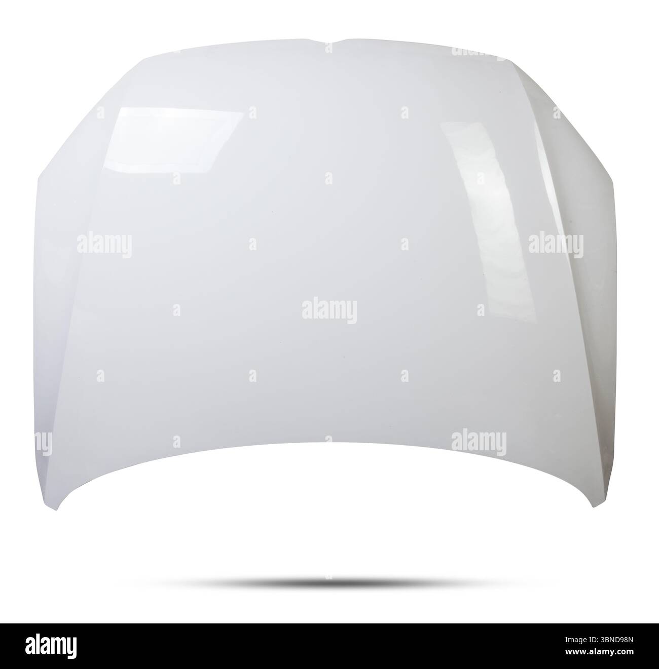 Weiße Eisenhaube auf isoliertem Hintergrund in einem Fotostudio nach dem Färben und Glätten separat. Motorhaube in einem Autoservice zum Verkauf. Stockfoto