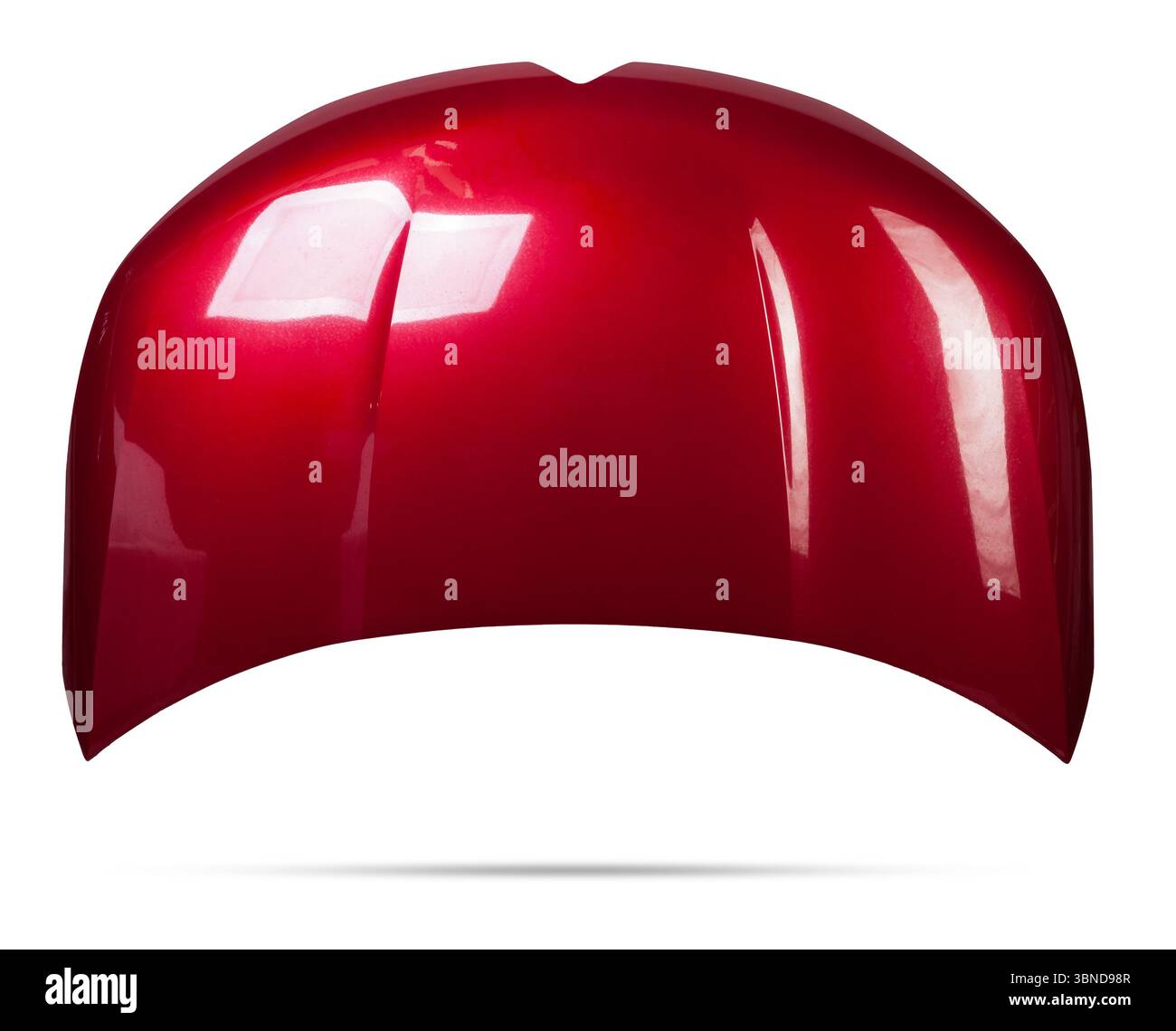 Rote Eisenhaube auf einem isolierten Hintergrund in einem Fotostudio separat nach dem Färben und Glätten. Motorhaube in einem Autoservice zum Verkauf. Stockfoto