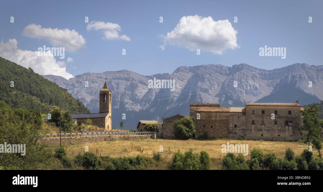 Arseguels ruhiger Charme entfaltet sich vor der atemberaubenden Kulisse des Cadí-Gebirges und lädt zum Erkunden und zur Ruhe in Katalonien ein Stockfoto