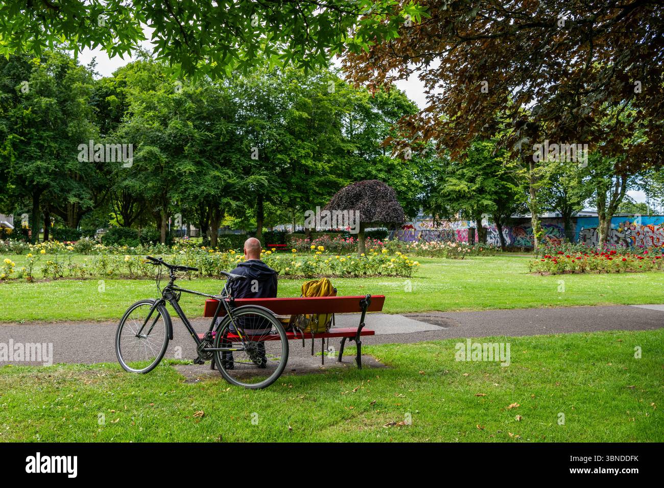Fitzgerald Park, Cork, Irland. Juli 2025. Nach Tagen des Regens, strahlte heute endlich die Sonne in Cork. Der Fitzgerald Park in Cork City war mit Menschen beschäftigt, die das Beste aus der Sonne machten. Quelle: AG News/Alamy Live News Stockfoto