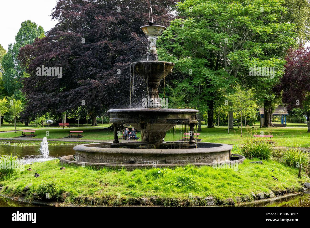 Fitzgerald Park, Cork, Irland. Juli 2025. Nach Tagen des Regens, strahlte heute endlich die Sonne in Cork. Der Fitzgerald Park in Cork City war mit Menschen beschäftigt, die das Beste aus der Sonne machten. Quelle: AG News/Alamy Live News Stockfoto