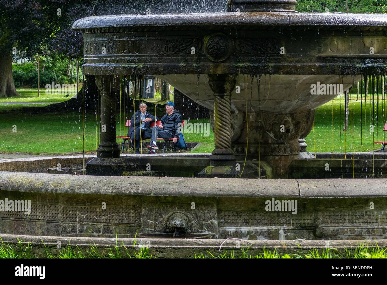 Fitzgerald Park, Cork, Irland. Juli 2025. Nach Tagen des Regens, strahlte heute endlich die Sonne in Cork. Der Fitzgerald Park in Cork City war mit Menschen beschäftigt, die das Beste aus der Sonne machten. Quelle: AG News/Alamy Live News Stockfoto