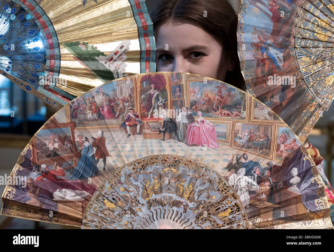 Bonhams, London, Großbritannien. Juli 2025. Die Angebote der Bonhams Classics Week umfassen Fine Decorative Art am 1. Juli; Old Master Paintings am 2. Juli; Fine Uhren am 2. Juli; Antiquitäten am 3. Juli und 500 Years of European Ceramics am 3. Juli. Zu den Höhepunkten gehören: Schöne Dekorative Kunst: Ein geschnitzter und durchbohrter Perlmutt-Fächer, französisch, wahrscheinlich Mitte des 18. Jahrhunderts, das Velumblatt auf der Vorderseite mit einer aufwendigen Figurengalerie verziert, zentriert von einem Porträt eines Königs, wahrscheinlich Ludwig XV., inmitten einer Reihe anderer Figurenbilder und Porträts, verschiedene sitzende und stehende Höfe. Verkauft für £4.864 i Stockfoto