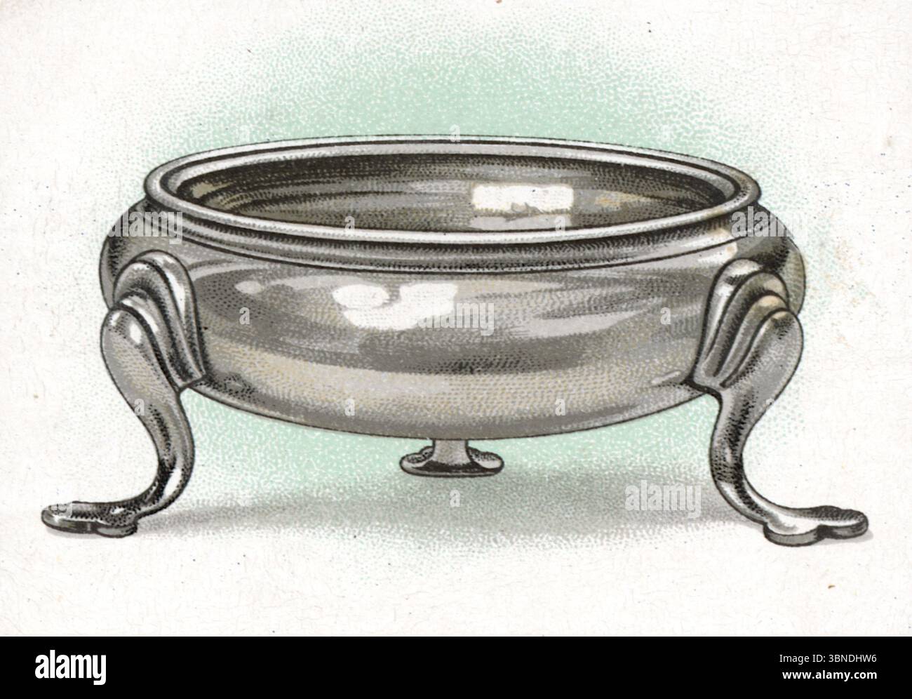 Ein kreisförmiger silberner Salzkeller mit drei kleinen Füßen, datiert um die Mitte des 18. Jahrhunderts. Aus einer Serie von „Old Silver“-Zigarettenkarten, die 1924 von der Tabakfirma W.D. & H.O. Wills veröffentlicht wurden. Die Serie enthielt detaillierte Illustrationen von antikem Besteck, wie Schüsseln, Bechergläsern und Tazzas, die Handwerkskunst aus verschiedenen historischen Epochen zeigen. Stockfoto