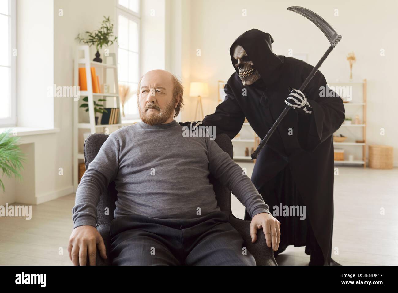 Senior Mann erwartet, stirbt, Sensenmann des Todes mit Sense, der neues Opfer findet, Schulter berührt Stockfoto