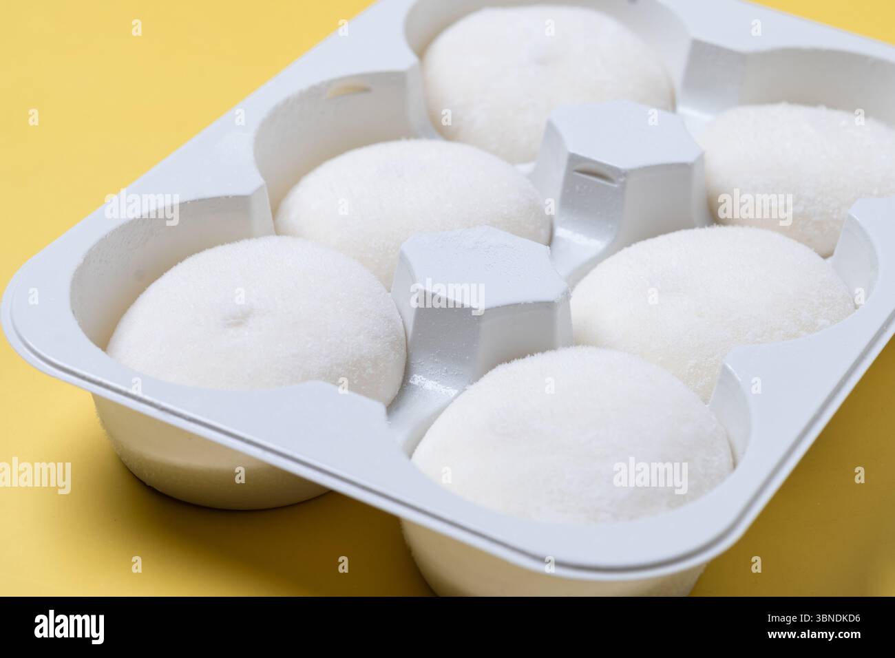 Japanische Kokos-Eis-Mochi auf gelbem Hintergrund. Stockfoto