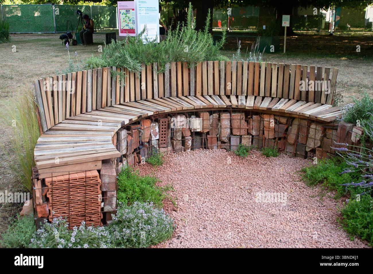 East Molesey, Surrey, Großbritannien. 30. Juni 2025. Geschichten erzählen, Erinnerungen machen von Ella Clarke und Sally Holder, einer der „für die Liebe der Lamiaceae“ – die aromatische Pflanzenfamilie grenzt beim RHS Hampton Court Palace Garden Festival 2025. Von den fünf Sinnen ist der Geruchssinn der einzige voll entwickelte, bevor wir geboren werden. Unsere frühesten Erinnerungen sind in Duft und Aromen, die uns zurück in eine vergangene Zeit versetzen können. Im Gehirn werden Duftmoleküle von der olfaktorischen Bulbe erfasst, die direkt mit dem limbischen System verbunden ist, einschließlich der Amygdala und dem Hippocampus, die Zentren der Emotionen A sind Stockfoto