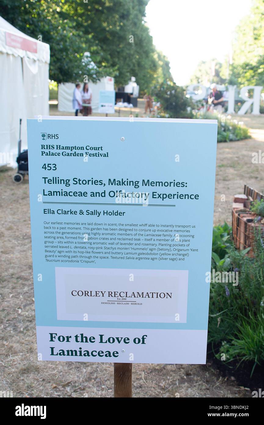 East Molesey, Surrey, Großbritannien. 30. Juni 2025. Geschichten erzählen, Erinnerungen machen von Ella Clarke und Sally Holder, einer der „für die Liebe der Lamiaceae“ – die aromatische Pflanzenfamilie grenzt beim RHS Hampton Court Palace Garden Festival 2025. Von den fünf Sinnen ist der Geruchssinn der einzige voll entwickelte, bevor wir geboren werden. Unsere frühesten Erinnerungen sind in Duft und Aromen, die uns zurück in eine vergangene Zeit versetzen können. Im Gehirn werden Duftmoleküle von der olfaktorischen Bulbe erfasst, die direkt mit dem limbischen System verbunden ist, einschließlich der Amygdala und dem Hippocampus, die Zentren der Emotionen A sind Stockfoto