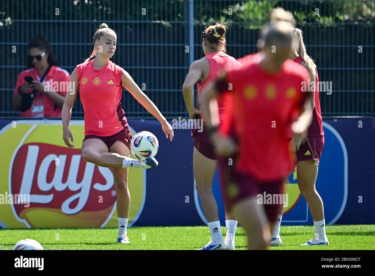 02. Juli 2025, Schweiz, Zürich: Fußball: Frauen, Europameisterschaft, Training Deutschland: Giulia Gwinn nimmt einen Ball. Sie wird am 2. Juli 26 Jahre alt sein. Foto: Sebastian Christoph Gollnow/dpa Credit: dpa Picture Alliance/Alamy Live News Stockfoto