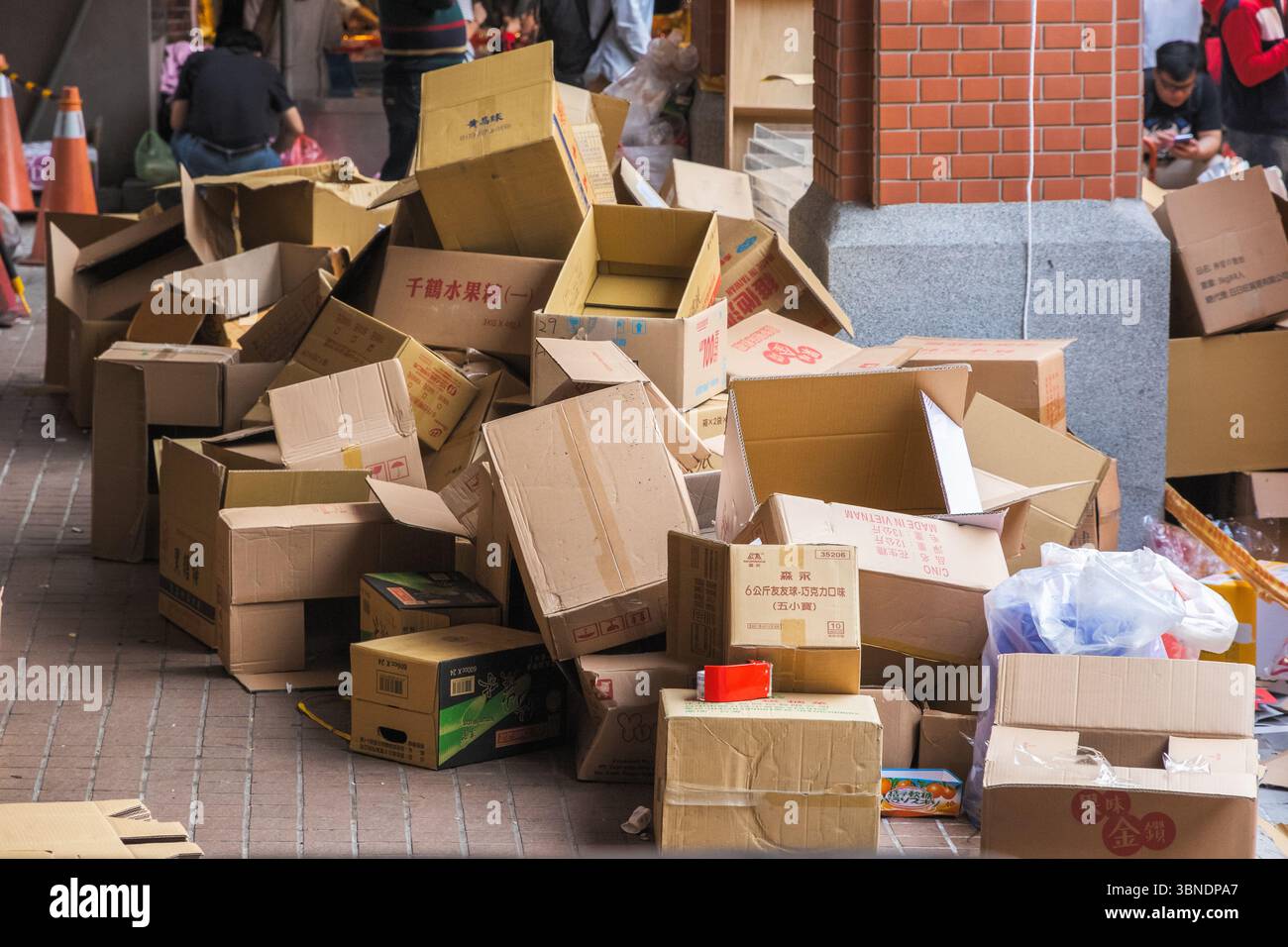 Taipeh, Taiwan - 15. Januar 2025 - gebrauchte Kartonschachteln stapelten sich an Straßenecken des chinesischen Neujahrsmarktes in der Dihua Straße Stockfoto