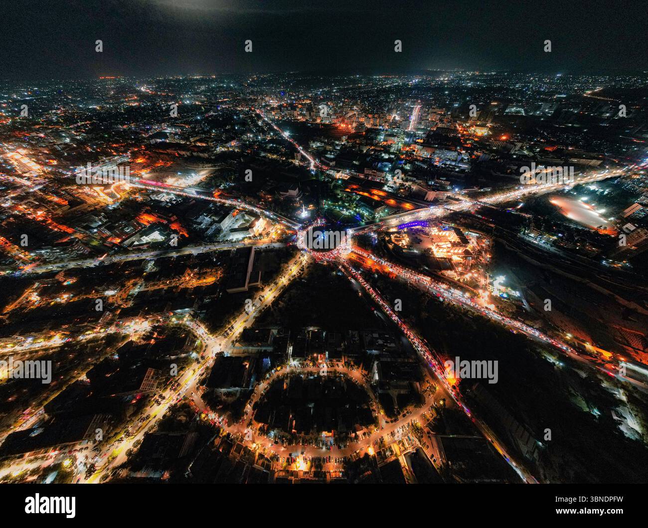 Glühende Stadt. Syrer feiern auf dem Umayyaden-Platz in Zentral-Damaskus. Stockfoto