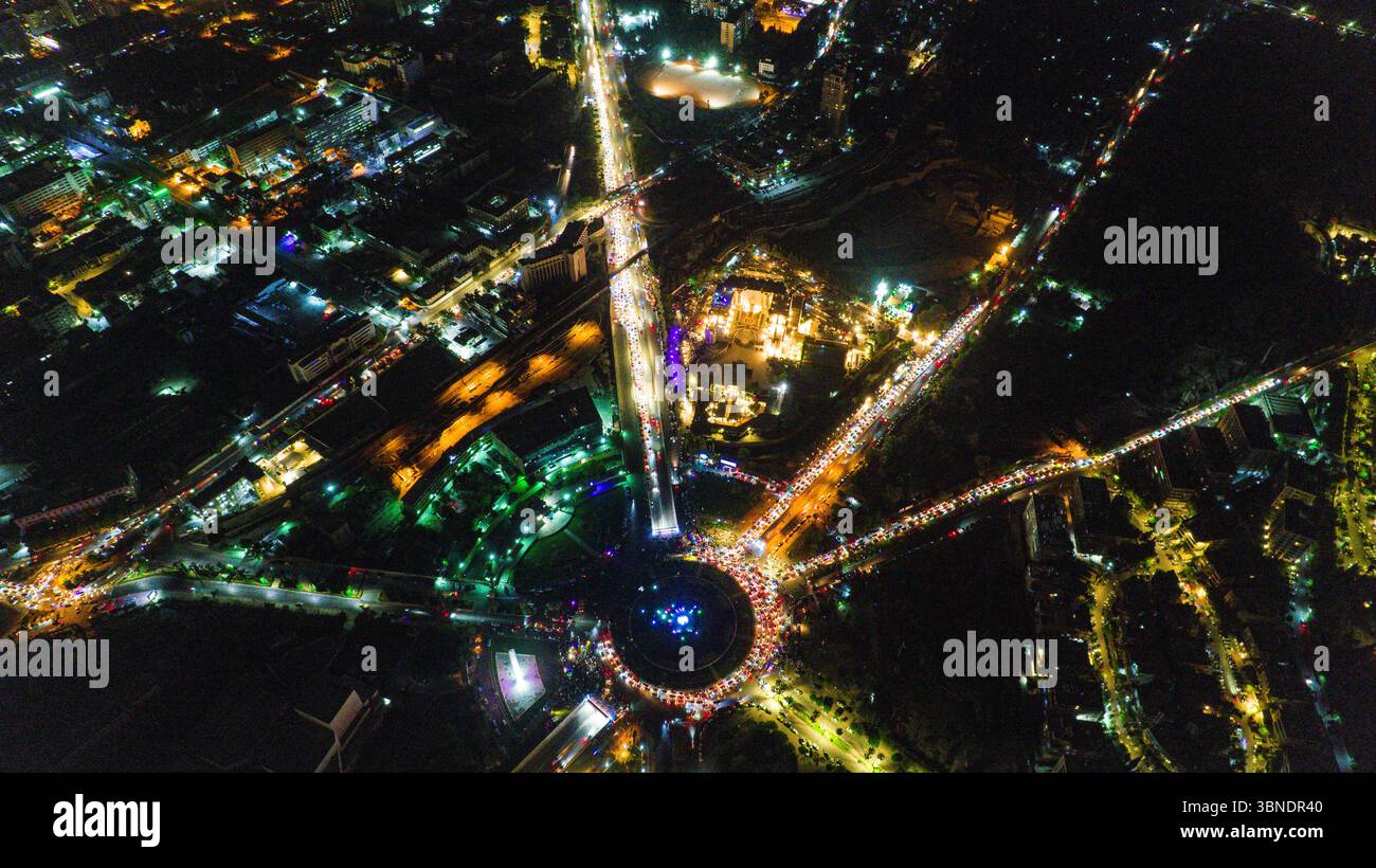 Glühende Stadt. Syrer feiern auf dem Umayyaden-Platz in Zentral-Damaskus. Stockfoto