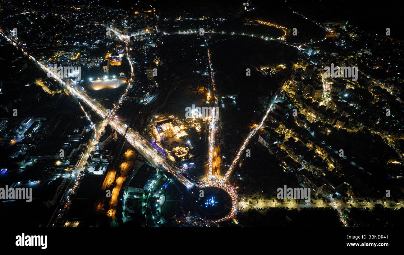 Glühende Stadt. Syrer feiern auf dem Umayyaden-Platz in Zentral-Damaskus. Stockfoto