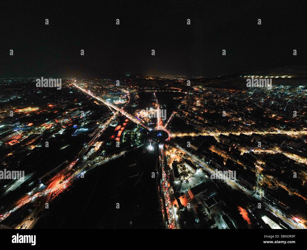 Glühende Stadt. Syrer feiern auf dem Umayyaden-Platz in Zentral-Damaskus. Stockfoto