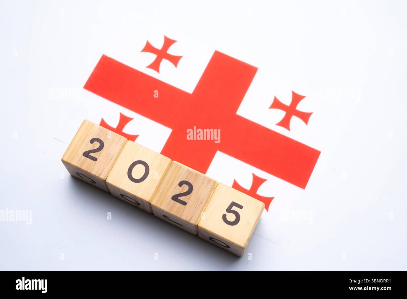 2025, Georgien Flagge mit Datumsblock, Konzept, wichtige Ereignisse für Georgien das neue Jahr, Wahl, Wirtschaft, soziale Aktivitäten, Zentralbank, Georgien für Stockfoto