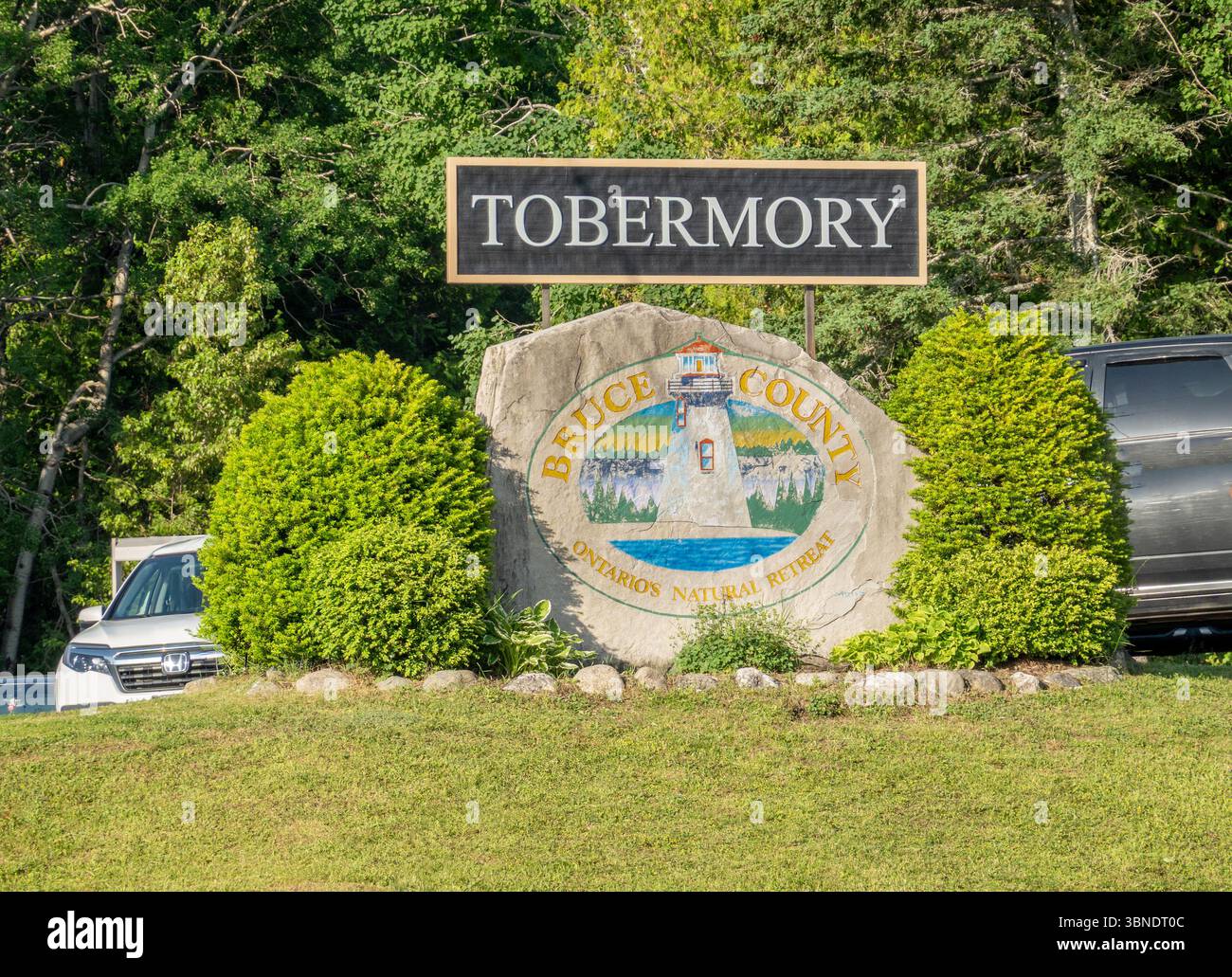 Tobermory Town Sign Bruce County Ontario Mit Big Tub Lighthouse, Tobermory Ontario Kanada, Stockfoto Stockfoto