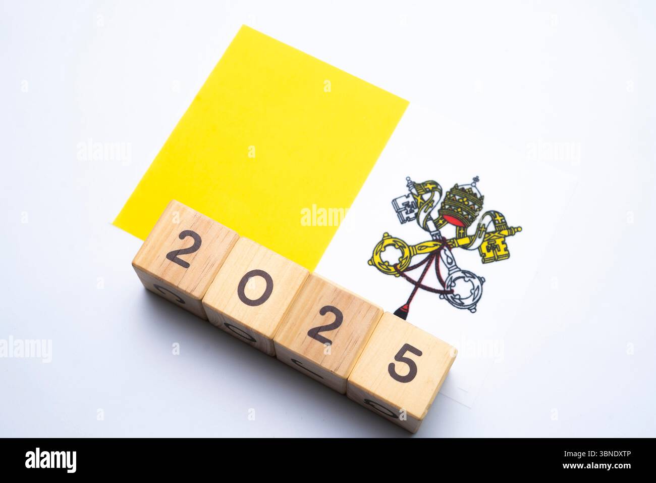 2025, Vatikanstadtflagge mit Datumsblock, Konzept, wichtige Ereignisse für Vatikanstadt das neue Jahr, Wahl, Wirtschaft, soziale Aktivitäten, Zentralbank, Stockfoto