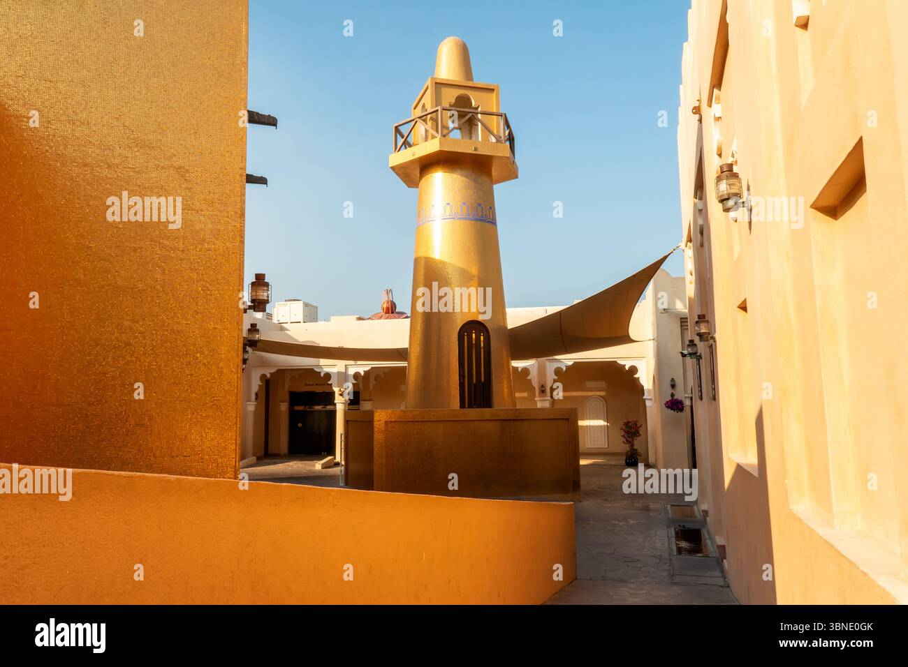 Goldene Moschee Qatar kleine Moschee im osmanischen Stil, Minarett mit Goldspänen, die in der Sonne schimmern. Stockfoto