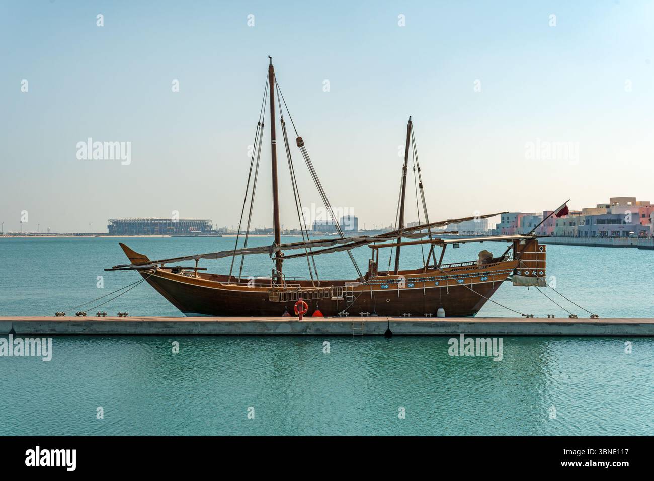 Traditionelle arabische Dhow-Boote im Hafen von Doha, Katar. Wunderschöne Meereslandschaft mit dem Meer Stockfoto