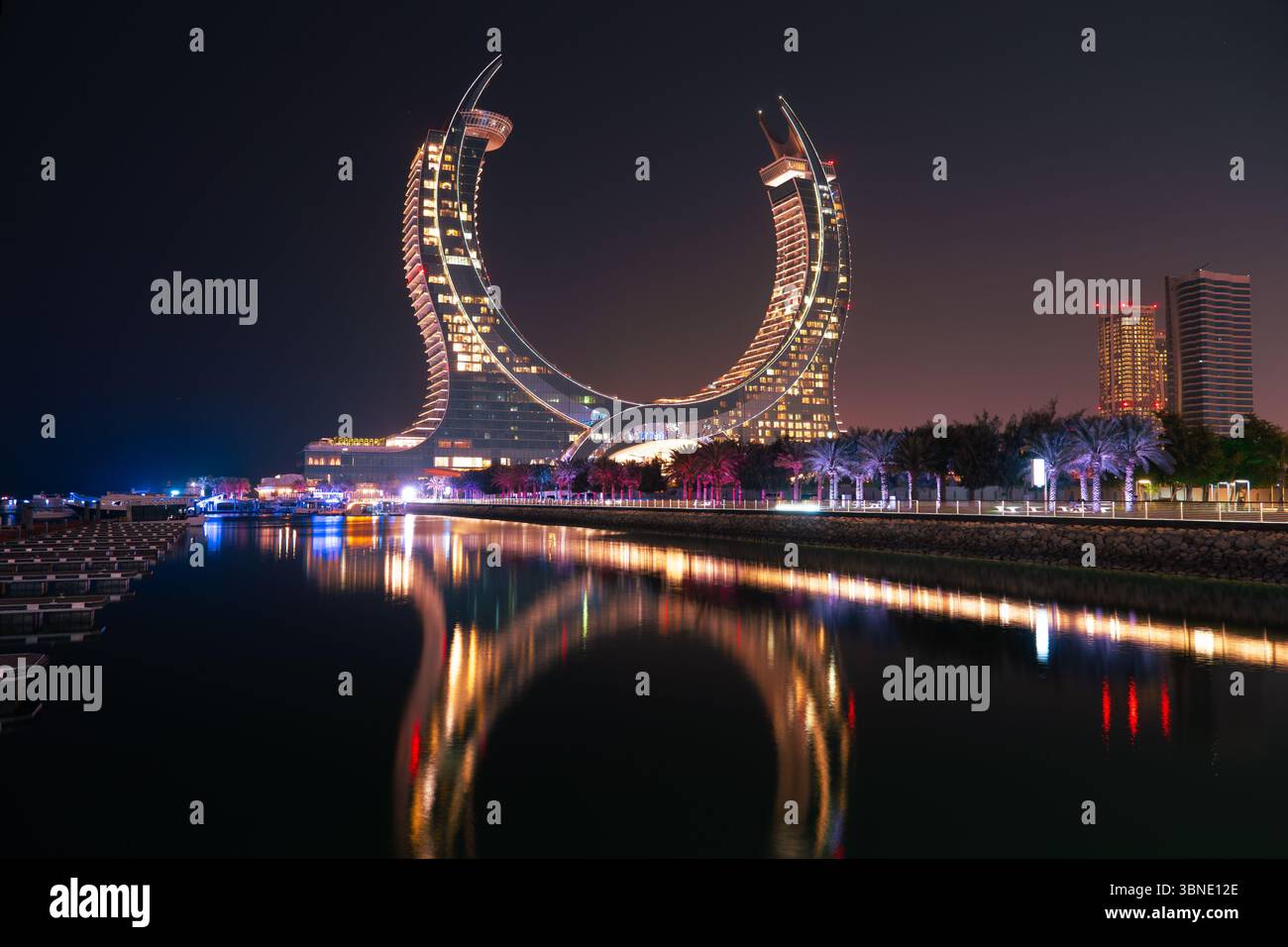 Doha, Lusail City, Katar : Katara Hospitality Tower, Crescent Tower oder Lusail Katara Hotel North Tower in der Abenddämmerung mit einzigartiger Architektur von Illumin Stockfoto