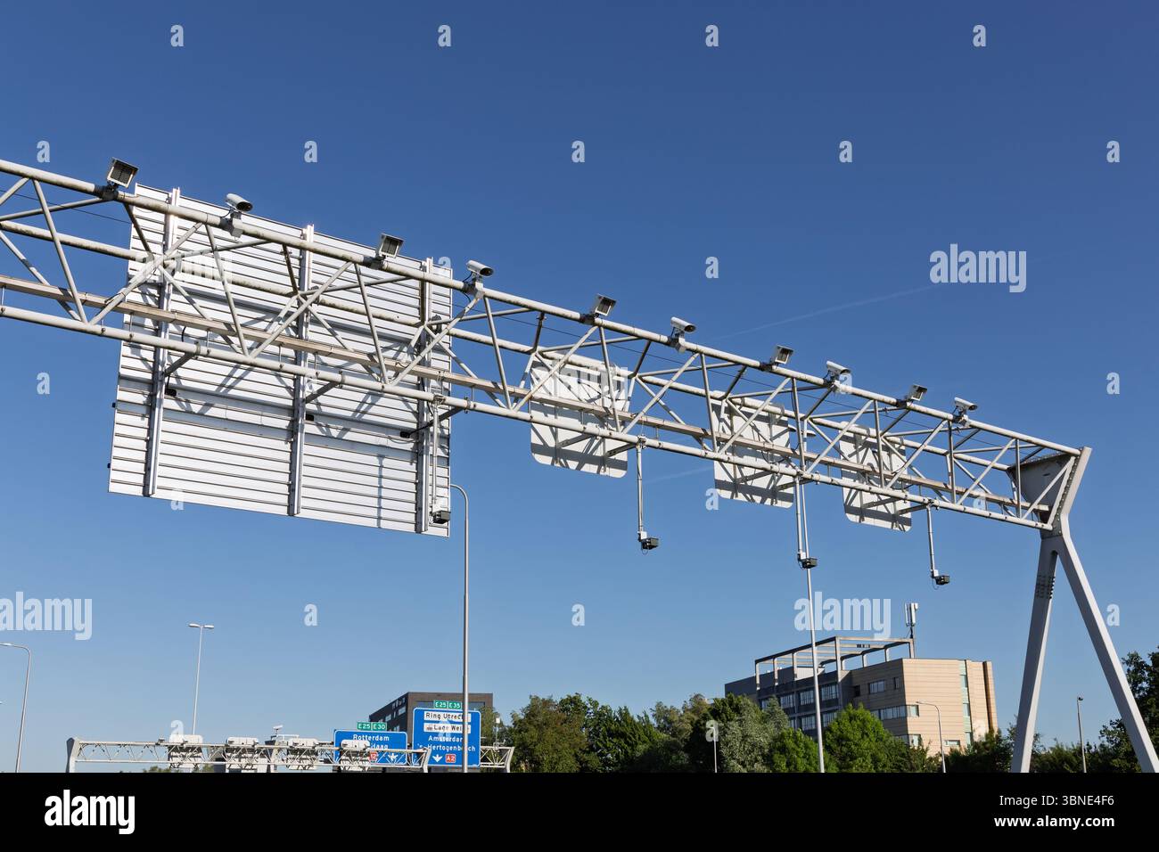 Verkehrslinie über der Autobahn mit mehreren Sensoren für Geschwindigkeitskontrolle und Nummernschildregistrierung als Symbol für moderne Infrastruktur und Überwachung Stockfoto