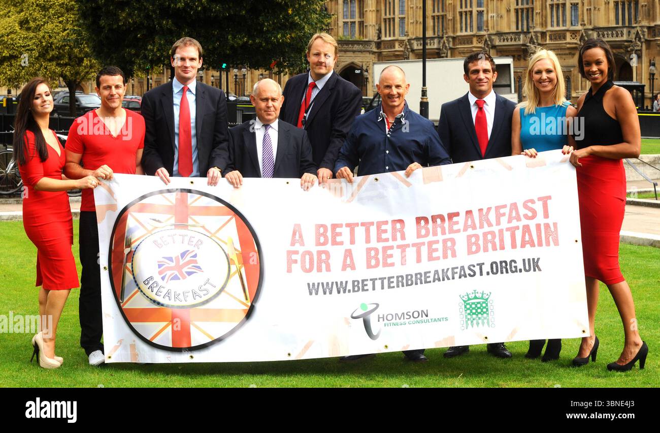 Sasha Parker, Alex Reid, Korin Nolan, Lee Latchford Evans und Kerry Lucy Taylor beim Fotobesuch der Better Breakfast Campaign im Cromwell Green vor dem Palace of Westminster in London - 07. September 2011 Stockfoto