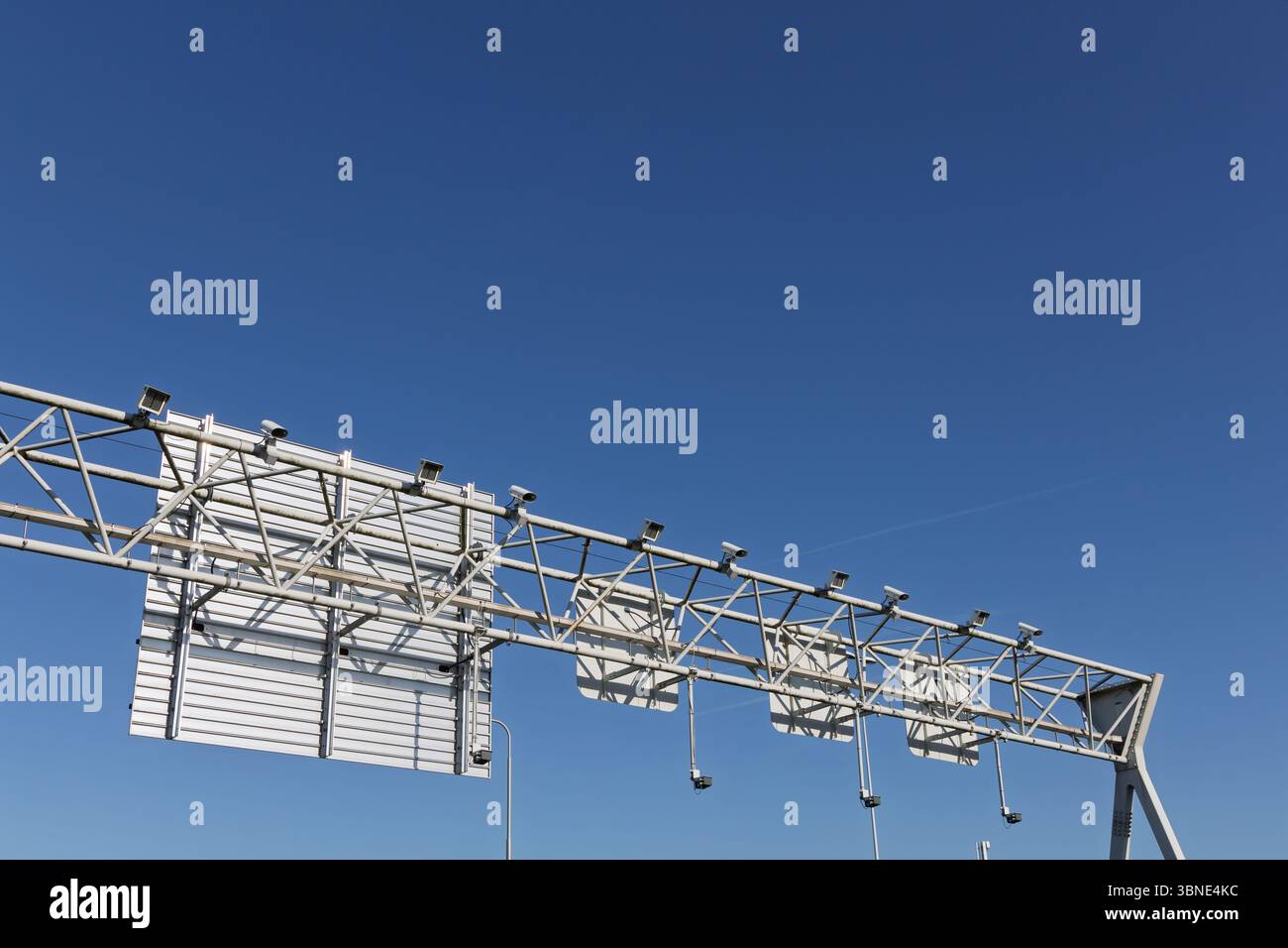 Verkehrslinie über der Autobahn mit mehreren Sensoren für Geschwindigkeitskontrolle und Nummernschildregistrierung als Symbol für moderne Infrastruktur und Überwachung Stockfoto