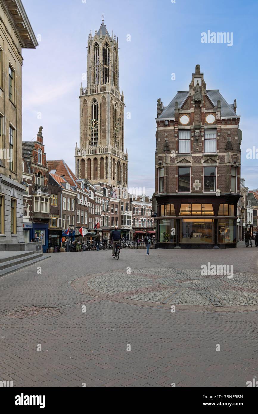Der majestätische Dom-Turm überragt die Skyline von Utrecht, Niederlande, mit Blick auf historische Gebäude und einen bezaubernden Stadtplatz, der das wesentliche fängt Stockfoto