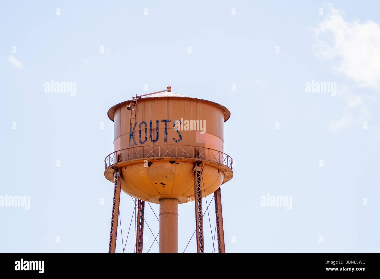Kouts Indiana Wasserturm gegen blauen Himmel Stockfoto