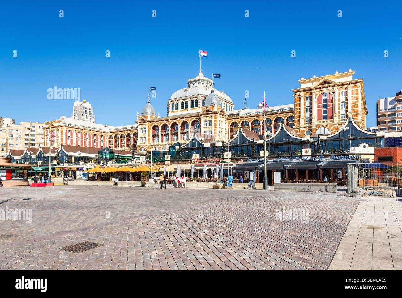 Strandfassade des Kurhaus Hotels in Scheveningen Resort, den Haag, Niederlande. Stockfoto