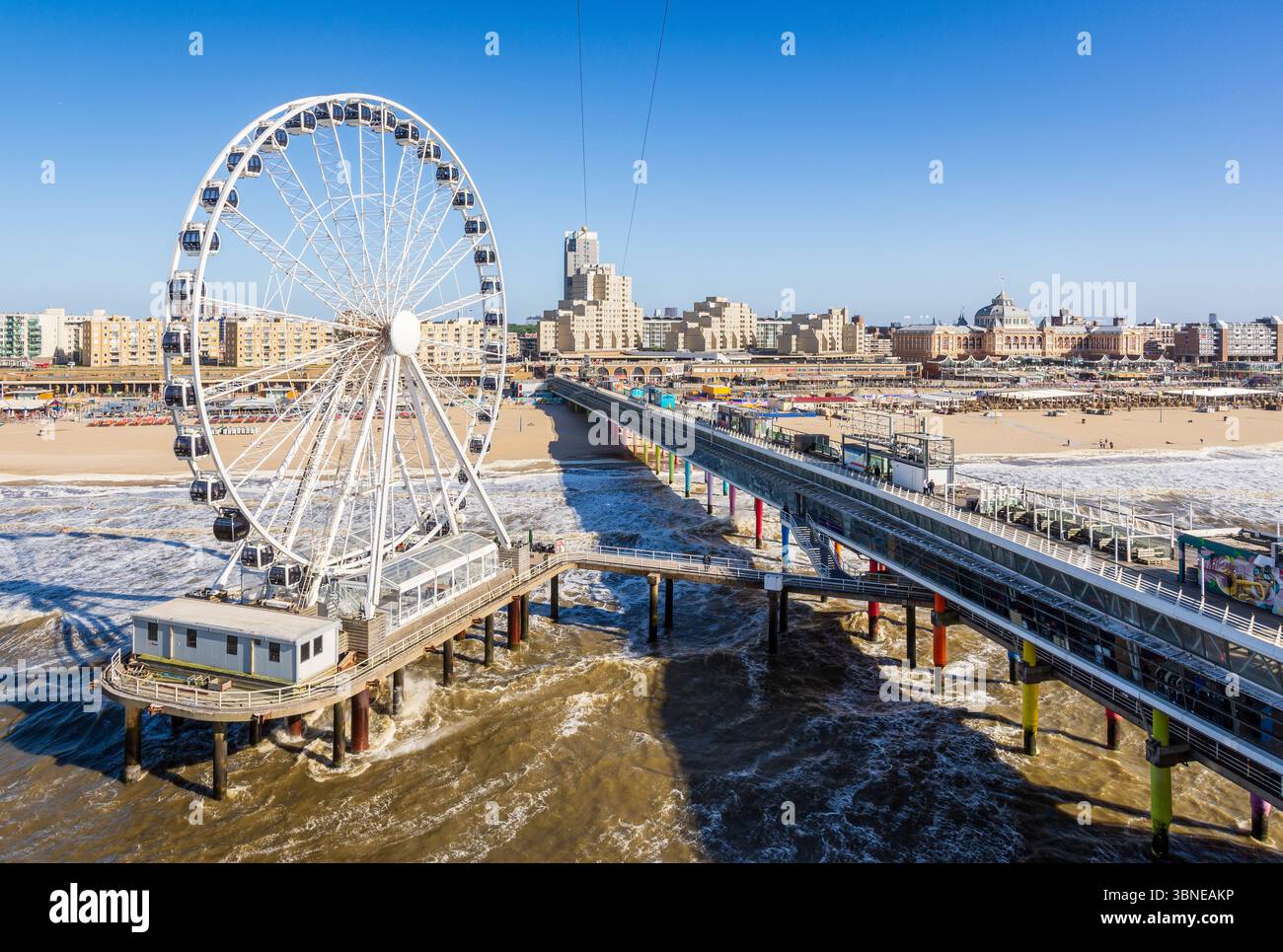 Aus der Vogelperspektive auf den Scheveningen Pier und sein Riesenrad, mit dem Kurhaus Hotel (rechts) in den Haag, Niederlande. Stockfoto