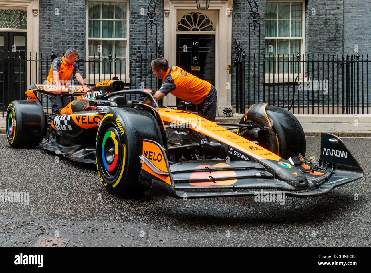 Downing Street, London, Großbritannien. Juli 2025. Das Formel-1-Auto kommt in der Downing Street vor dem 75-jährigen Treffen der F1-Meisterschaft an. Quelle: Amanda Rose/Alamy Live News Stockfoto