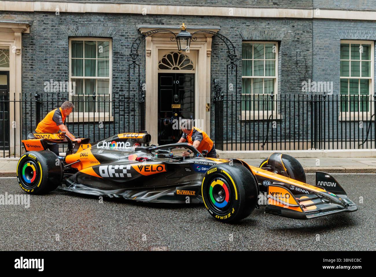 Downing Street, London, Großbritannien. Juli 2025. Das Formel-1-Auto kommt in der Downing Street vor dem 75-jährigen Treffen der F1-Meisterschaft an. Quelle: Amanda Rose/Alamy Live News Stockfoto