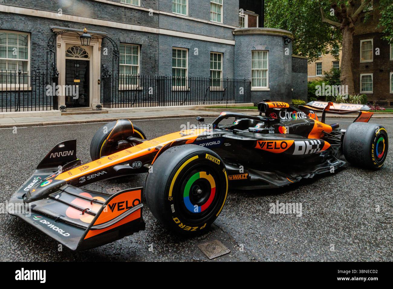 Downing Street, London, Großbritannien. Juli 2025. Das Formel-1-Auto kommt in der Downing Street vor dem 75-jährigen Treffen der F1-Meisterschaft an. Quelle: Amanda Rose/Alamy Live News Stockfoto
